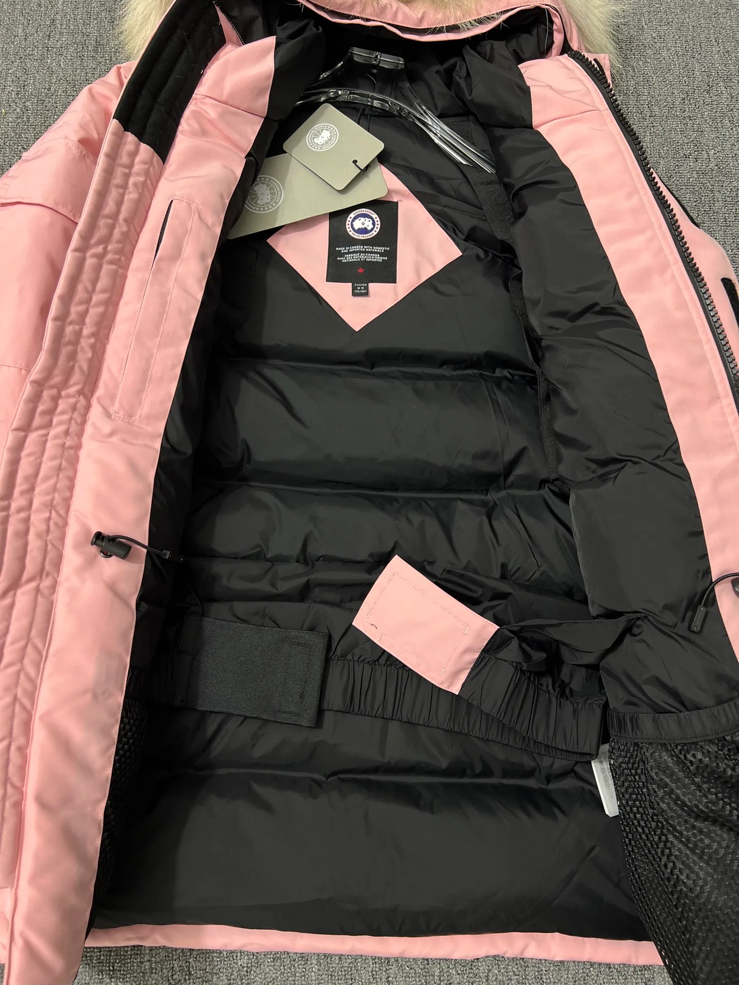 P780 🆕 Top original version, supports chip sensor with handbag 𝗖𝗮𝗻𝗮𝗱𝗮 𝗚𝗼𝘀𝗲 / 🇨🇦 Canada Goose 08 Down Jacket ⚠️ Partners who have been cooperating with us in the past few years know that no matter what is produced outside, our pure genuine trading company ships ❗️ After the test of time, we have received rave reviews. You can compare the market products with us. If you are not satisfied, you can return it at will. You are also welcome to come to ZG to see it and then come to my home to buy‼  1⃣️ The filling is 80% white duck down, with a weight of 500g. Regarding the down content, you can feel it with your hands. Good down has no embarrassment and can be called a walking duvet! 2⃣️ The fabric is made of Feather-Light 10D waterproof coating fabric, which is made of 84.5 polyester fiber and 15.5 cotton. The surface is treated with a special Teflon protective coating produced by DuPont to prevent wind and splash water, and makes the clothing anti-pollution and long-lasting new features! 3⃣️ One-piece seamless cuffs, 13cm official length, all seals are stamped, and all the inner liner is hemmed. The overcoat means sewing all the inner liner once. On the one hand, it is to prevent the velvet from running off, and on the other hand, it can keep the stiffness of the clothes! 4⃣️ Original Yoshida Kogyo Kabushikigaisha zipper, top-grade zinc alloy electroplated zipper with the highest specifications, using precise Japanese craftsmanship, raw materials and management methods. Each zipper can withstand 100,000+ openings and closings 5⃣️ The detachable fur collar is made of top-grade imported wolf fur, which is not comparable to the loose and soft raccoon fur and fake fur on the market. It is a natural Siberian coyote fur collar. The delicate and strong feel is the sense of life that comes from the erosion of wind and frost in nature. 6⃣️ Main logo double-thread 9-needle locking stranded embroidery, electronic digital automatic embroidery, maple leaves with sharp edges. Size: XS-XXL Color: black, off-white, graphite gray, sapphire blue Dark Blue Pink Azure Graphite Gray Black Label Shoulder Width Chest Sleeve Length Clothes Length Recommended Weight kg 67 87 80-90 2XL 58 136 69 89 90-105